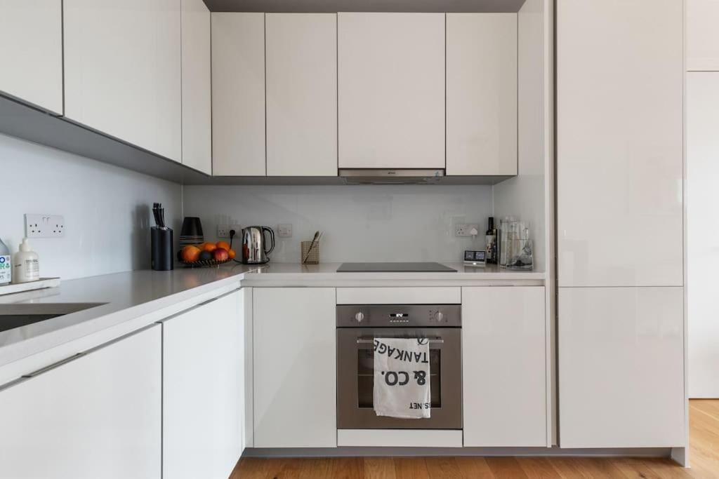Modern New 1-Bedroom Home Stunning Views London Luaran gambar